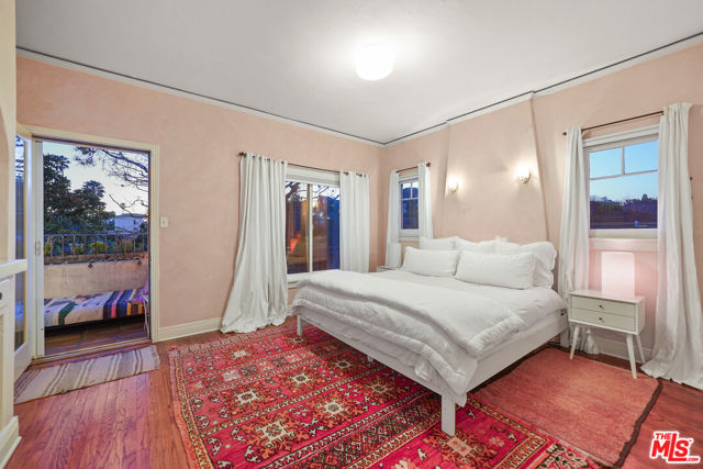 236 S 5th Avenue, Venice CA: https://media.crmls.org/mediaz/5ce05815-3cf9-4613-adc5-859f0efa5eab.jpg