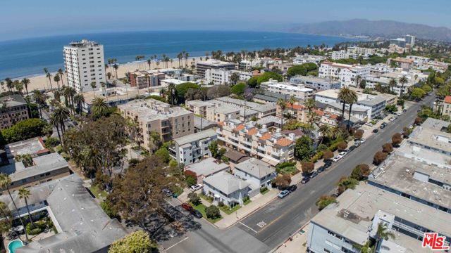 231 California Avenue, Santa Monica CA: https://media.crmls.org/mediaz/5ce08492-6da7-4792-9647-06d03ce446ec.jpg