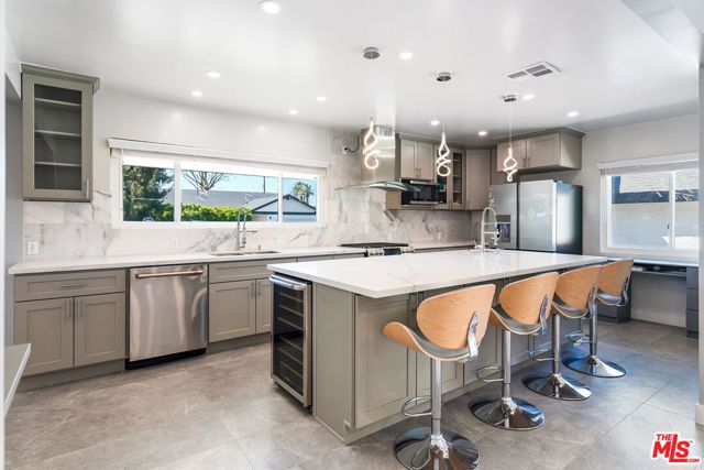 8901 Rubio Avenue, North Hills CA: https://media.crmls.org/mediaz/5ce095ab-a5d3-45a7-bdda-d39cb84cf977.jpg