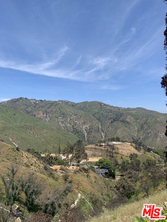 23309 W Paloma Blanca Drive, Malibu CA: https://media.crmls.org/mediaz/5ce0a480-6140-4670-a997-f9153ab00134.jpg
