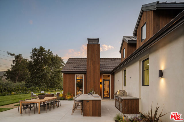 26719 Mulholland Highway, Calabasas CA: https://media.crmls.org/mediaz/5ce0d030-aeb5-4b6d-9a95-26efa4523d50.jpg