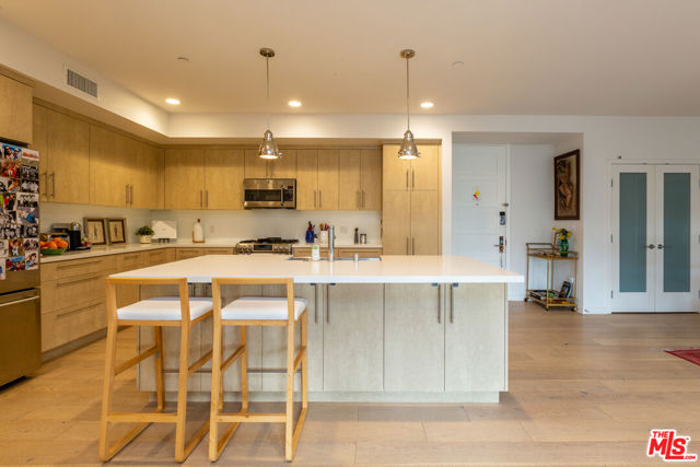 4240 Laurel Canyon Boulevard, Studio City CA: https://media.crmls.org/mediaz/5ce10067-964d-41b4-aed7-9a442fad640a.jpg