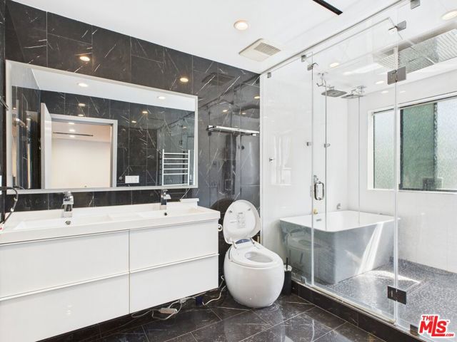 4942 Marmol Drive, Woodland Hills CA: https://media.crmls.org/mediaz/5ce1df4d-5fcd-46a8-8a40-7b88bf163938.jpg