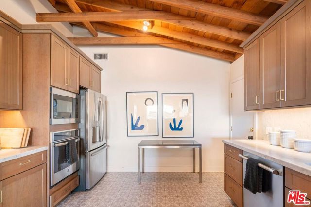21555 Pacific Coast Highway, Malibu CA: https://media.crmls.org/mediaz/5ce28749-3d71-4b8f-bb79-63c592cbeb88.jpg