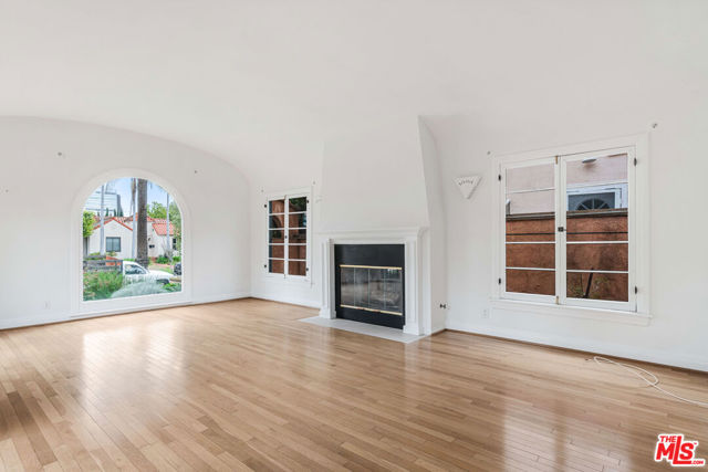 127 S Carson Road, Beverly Hills CA: https://media.crmls.org/mediaz/5ce44766-b7a7-423d-a41c-0d51990ed647.jpg