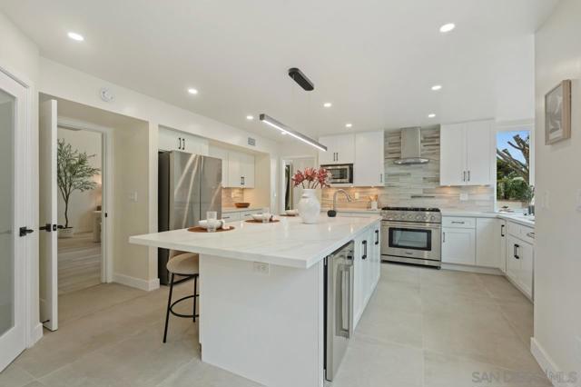 8206 Caminito Lacayo, La Jolla CA: https://media.crmls.org/mediaz/5ce46c2a-6123-47e2-89a2-4a1ae49e63cb.jpg