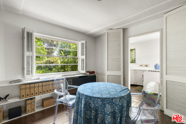 10941 Peach Grove Street, Toluca Lake CA: https://media.crmls.org/mediaz/5ce540a5-873b-48a5-b02e-10bde8871bae.jpg