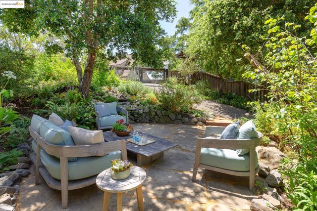 20 Ascot Ct, Oakland CA: https://media.crmls.org/mediaz/5ce5480a-631f-43af-a510-b0354d568bb9.jpg