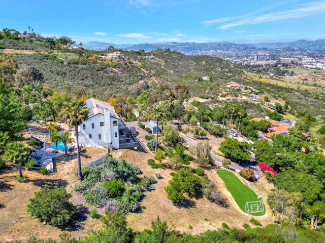 560 Seeforever Dr, San Marcos CA: https://media.crmls.org/mediaz/5ce55cad-508c-4fe9-9bb3-fd1211f3d636.jpg