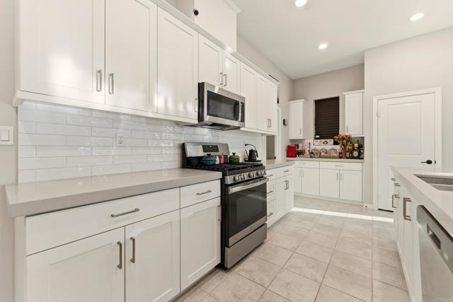 Detail Gallery Image 7 of 48 For 2119 Bluestone Circle, Chula Vista,  CA 91913 - 4 Beds | 2/1 Baths