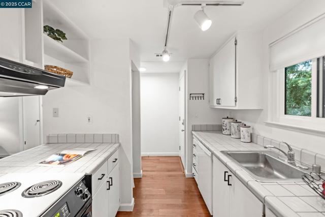 879 Camelback Pl, Pleasant Hill CA: https://media.crmls.org/mediaz/5ce8e4b5-e765-4165-b569-ccb1472e3679.jpg