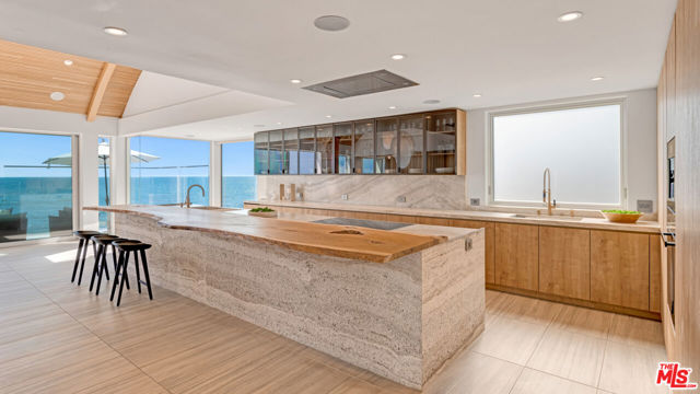24572 Malibu Road, Malibu CA: https://media.crmls.org/mediaz/5ce9403c-6e81-4cab-85d6-29aba8c44901.jpg