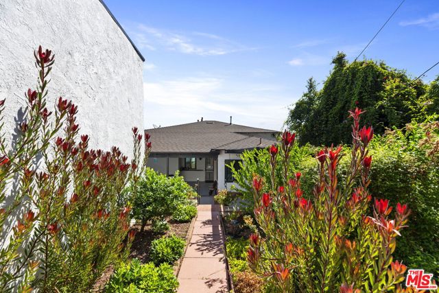 1517 Glendon Avenue, Los Angeles CA: https://media.crmls.org/mediaz/5cea98dc-6ec6-470c-9162-1323ae2ddf75.jpg