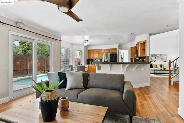 20 Goldmeadow Ct, Brentwood CA: https://media.crmls.org/mediaz/5ceb5b6a-e4ed-42cf-98f1-b19f6123159e.jpg