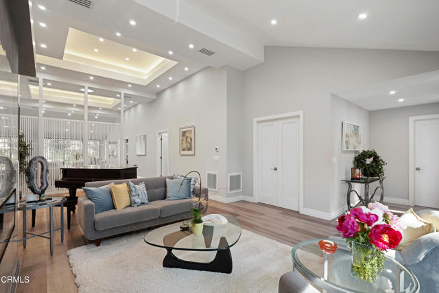 4428 Oakwood Avenue, La Canada Flintridge CA: https://media.crmls.org/mediaz/5ced438e-f32c-4cf8-a8b5-3f77d7cb85a0.jpg