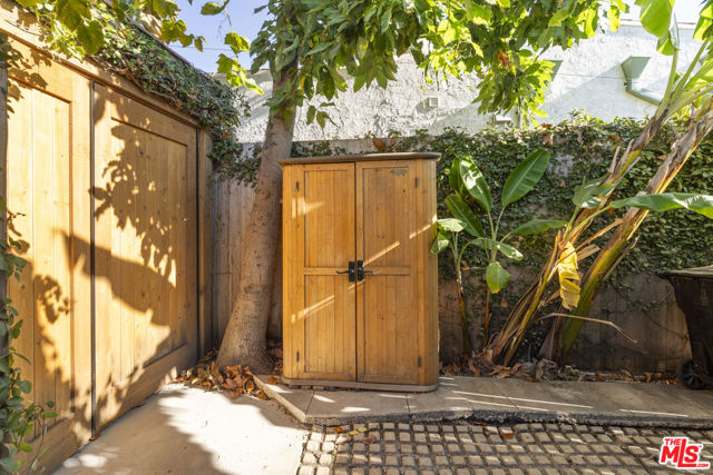 3010 11th Avenue, Los Angeles CA: https://media.crmls.org/mediaz/5ced4ddb-0796-455f-9ad4-4d5ef63c6d86.jpg