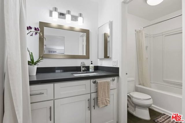 525 N Sycamore Avenue, Los Angeles CA: https://media.crmls.org/mediaz/5ceee543-ec8f-409a-b08c-2142289cf9b1.jpg