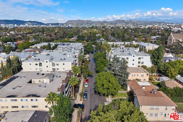 333 Westminster Avenue, Los Angeles CA: https://media.crmls.org/mediaz/5cef7ed9-0463-4976-9281-dace8365c0e1.jpg