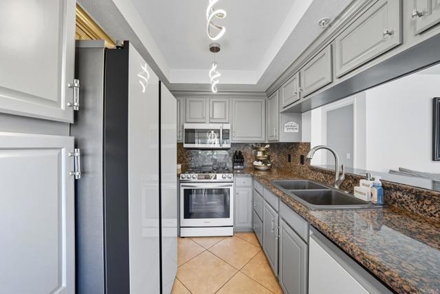 Detail Gallery Image 7 of 21 For 2083 Lakeridge Cir #104,  Chula Vista,  CA 91913 - 2 Beds | 2 Baths