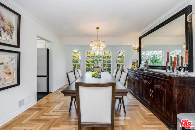 13109 Valley Vista Boulevard, Studio City CA: https://media.crmls.org/mediaz/5cef8f7a-b015-4711-bd52-f6119b43e939.jpg