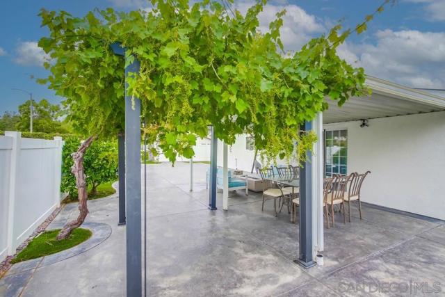 15380 Via La Gitano, Poway CA: https://media.crmls.org/mediaz/5cf0baf7-6d40-48fd-81ad-c0624d060b18.jpg
