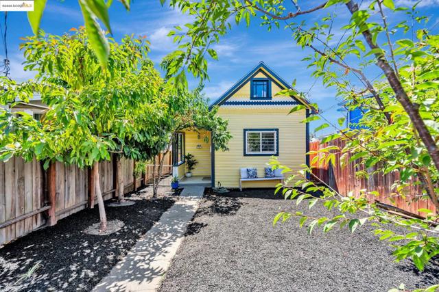 4801 Fairfax Ave, Oakland CA: https://media.crmls.org/mediaz/5cf13698-709d-47be-9db6-319de53d95f1.jpg