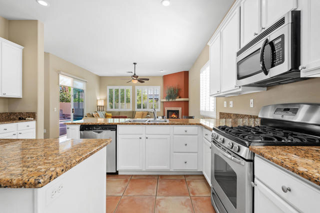 42 Marricopa Court, Palm Desert CA: https://media.crmls.org/mediaz/5cf22871-c376-4848-b311-391976edcb84.jpg