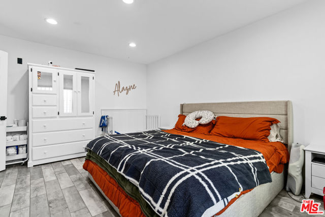 2205 S Burnside Avenue, Los Angeles CA: https://media.crmls.org/mediaz/5cf22af6-d3f4-422c-8d77-3d159152cbda.jpg