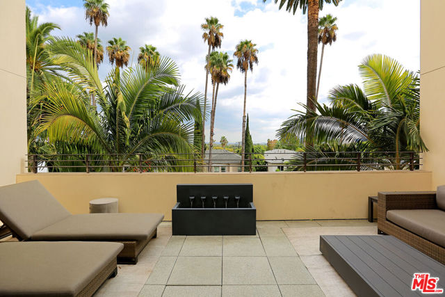 447 N Doheny Drive, Beverly Hills CA: https://media.crmls.org/mediaz/5cf254a4-a8d1-451c-bcb3-ac034cd7412d.jpg