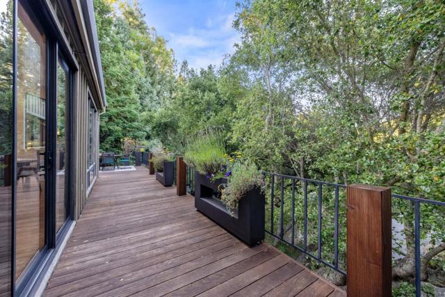 21 Valley Oak Street, Portola Valley CA: https://media.crmls.org/mediaz/5cf26bdc-5871-485f-aaed-6e26256ab84f.jpg