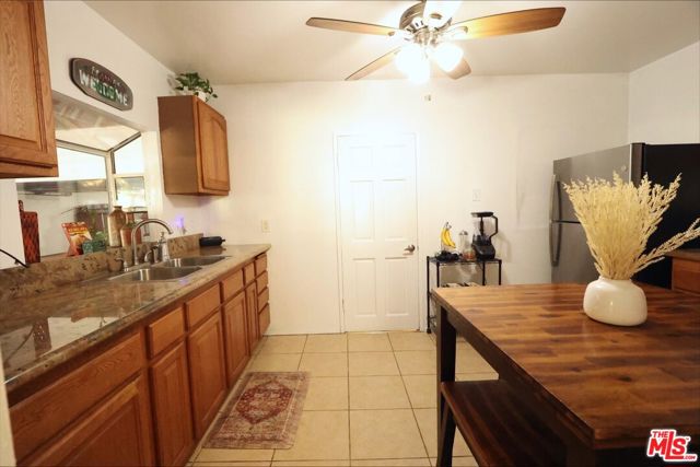 1855 Corinne Avenue, Long Beach CA: https://media.crmls.org/mediaz/5cf27133-3b0e-482e-a34e-a45deb58605b.jpg