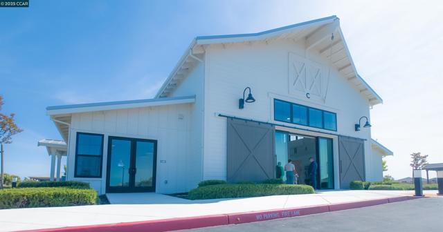 2299 Rustic Oak Ln, Rio Vista CA: https://media.crmls.org/mediaz/5cf2adb1-2d8f-4a2c-982b-c48fa7ff9b22.jpg