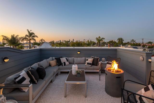 541 Orange Ave, Coronado CA: https://media.crmls.org/mediaz/5cf2fea5-4842-49eb-a8f1-df52f0f6a746.jpg