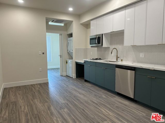 1037 Dewey Avenue, Los Angeles CA: https://media.crmls.org/mediaz/5cf3dd96-16bb-4f37-be05-6a7bbe18455c.jpg