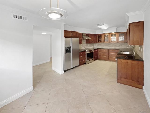 620 W Solana Cir, Solana Beach CA: https://media.crmls.org/mediaz/5cf46c6b-3d20-474d-9713-2d2d018a8455.jpg