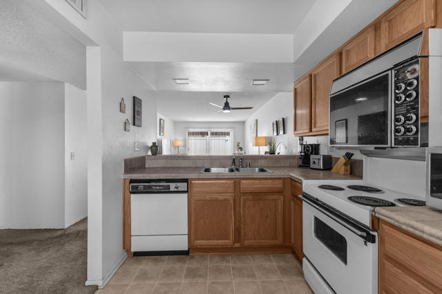 35970 Lindera Court, Rancho Mirage CA: https://media.crmls.org/mediaz/5cf47c2c-105f-4235-9cb7-904ef4055cc0.jpg