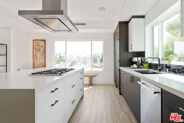 2514 Berkeley Avenue, Los Angeles CA: https://media.crmls.org/mediaz/5cf52c53-c446-49bd-85eb-7016696457bf.jpg