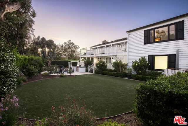 30362 Morning View Drive, Malibu CA: https://media.crmls.org/mediaz/5cf57260-7d4d-4977-b2eb-2eda06cf3446.jpg