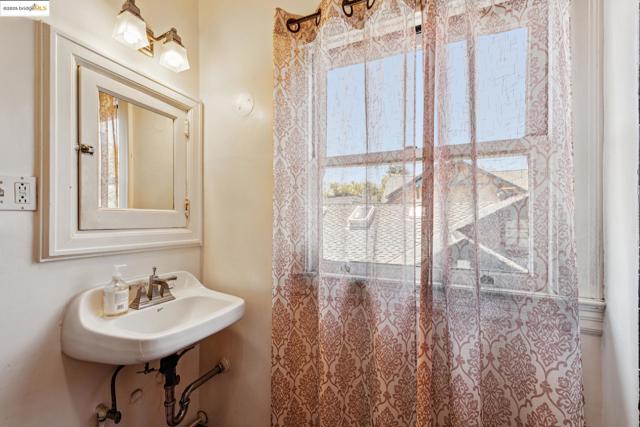 2714 Ave, Berkeley CA: https://media.crmls.org/mediaz/5cf5f3f1-3c7e-4aae-8d05-11c2735fbed1.jpg