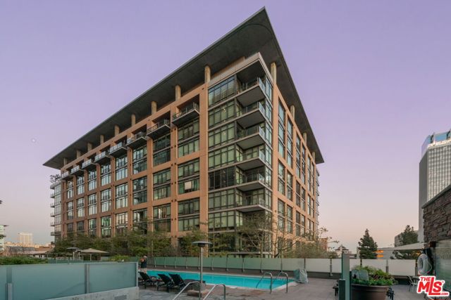 1111 S Grand Avenue, Los Angeles CA: https://media.crmls.org/mediaz/5cf61606-d9c5-4dda-b796-48b6c45dbb39.jpg