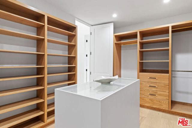 4535 Haskell Avenue, Encino CA: https://media.crmls.org/mediaz/5cf6fdbd-7b8b-4f27-bcee-2239220cb5a0.jpg