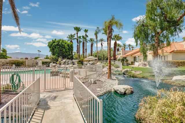 105 Brandigo Circle, Palm Desert CA: https://media.crmls.org/mediaz/5cf755d3-3711-4d78-9921-74291e530a2e.jpg