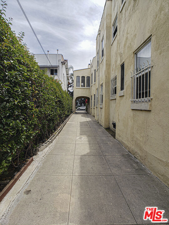 https://media.crmls.org/mediaz/5cf8684c-33bd-42d3-ad73-f08346ee2890.jpg?preset=X-Large