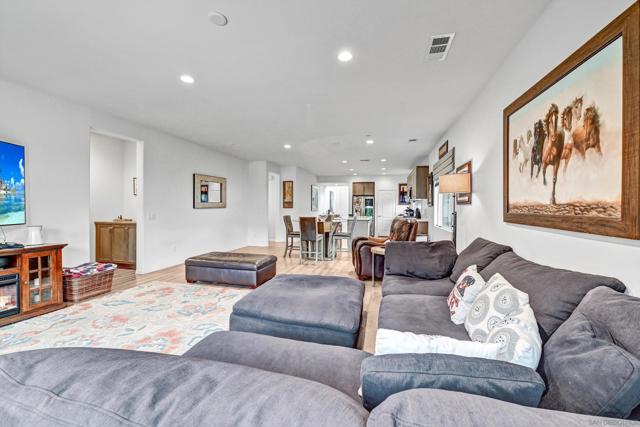441 Ventasso Way, Fallbrook CA: https://media.crmls.org/mediaz/5cf8c644-d300-4412-bbe3-2300971262de.jpg