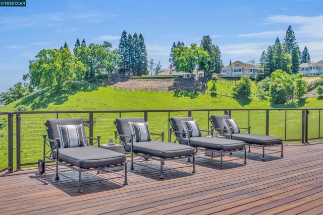 1121 Eagle Nest Ct, Danville CA: https://media.crmls.org/mediaz/5cf94d52-2dc5-4f7f-9b95-9eef3ca77b00.jpg