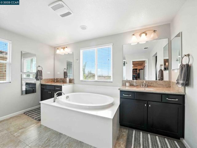 2433 Sanders Ln, Fairfield CA: https://media.crmls.org/mediaz/5cf9a08f-ecd8-496b-9e89-d9f868de12bc.jpg