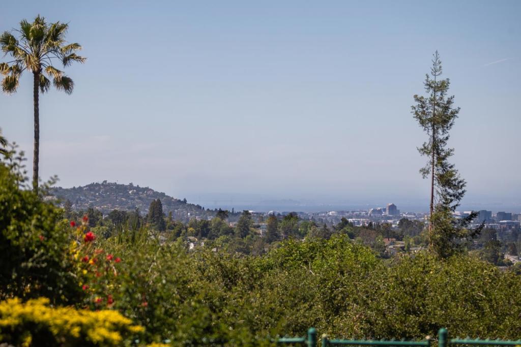 https://media.crmls.org/mediaz/5cf9e714-6425-4863-ad5b-e31f0604d782.jpg?preset=X-Large