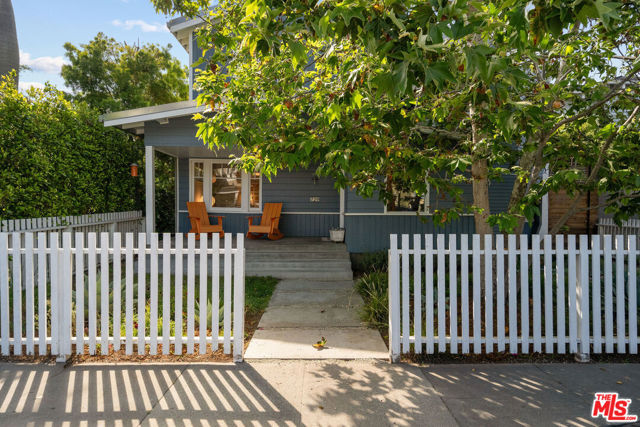 729 Superba Avenue, Venice CA: https://media.crmls.org/mediaz/5cfa2bf4-996a-4e01-b92a-a8f4691f0862.jpg
