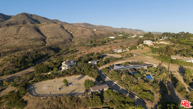 5900 Bonsall Drive, Malibu CA: https://media.crmls.org/mediaz/5cfa9525-1be3-4a85-9d40-228ceeac6baf.jpg