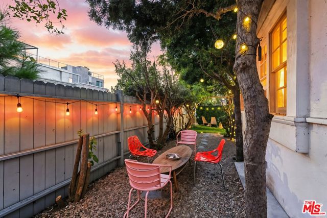 521 Venice Way, Venice CA: https://media.crmls.org/mediaz/5cfaaccc-ed13-46f7-a2eb-5d4a28a2d8a1.jpg